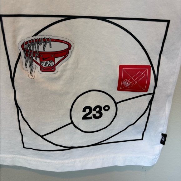 Nike Paris Graphic T-Shirt Medium - Picture 4 of 6